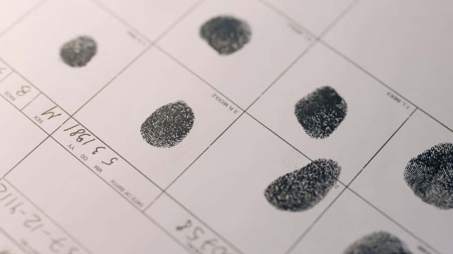 Imagenen primer plano de un patrón de huellas dactilares sobre un fondo degradado azul y negro.