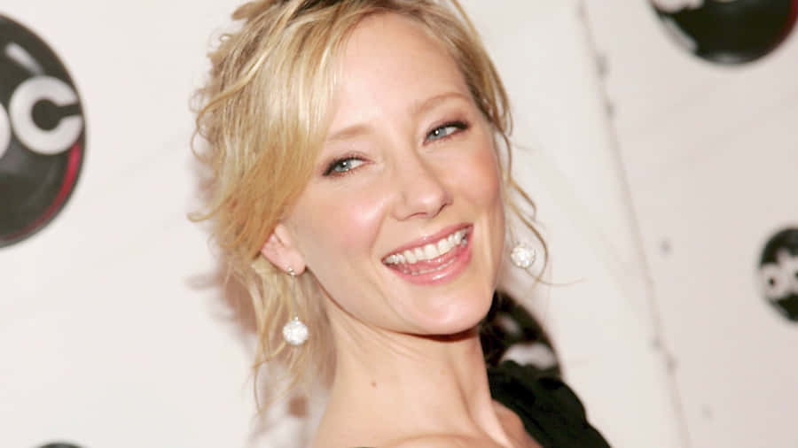 AnneHeche lächelt