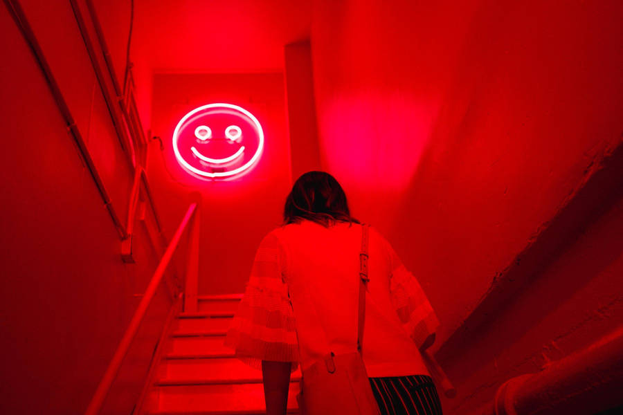 Rød Æstetisk Neon Smiley ansigt