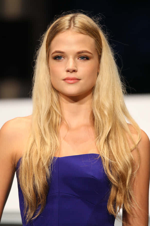 Schauspielerin Gabriella Wilde strahlt Eleganz in einem stilvollen Outfit aus.