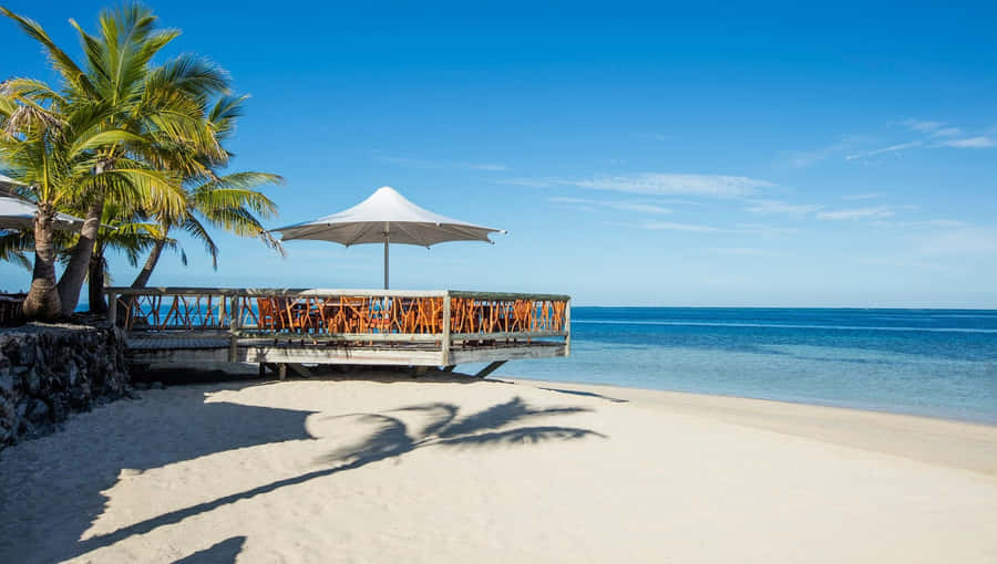 EinStrand mit Palmen und einem Restaurant.