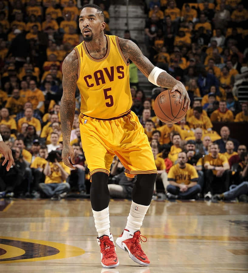 Giocatore di Basket in Azione con Uniforme dei Cavs