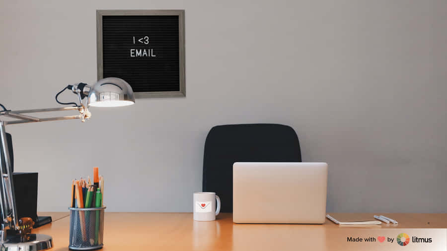 umamesa com um laptop e um quadro negro