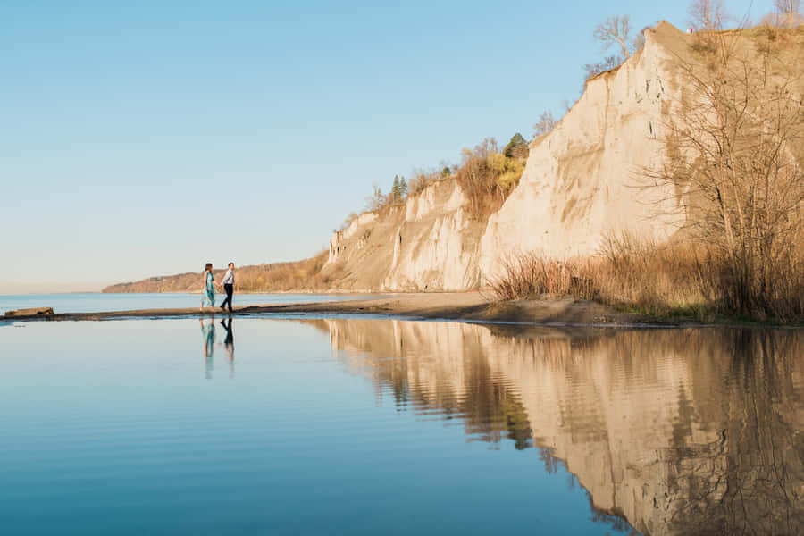 Paar an den Scarborough Bluffs spazieren