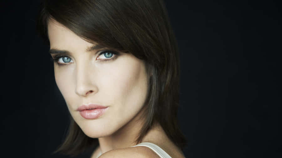 CobieSmulders in posa in una splendida sessione fotografica.