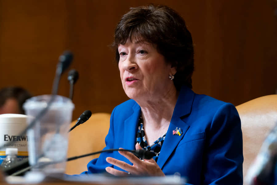 SusanCollins de smoking azul