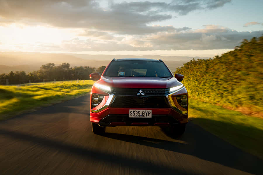 Mitsubishi Eclipse Cross Conduisant au Coucher de Soleil