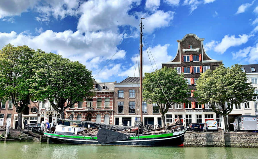 Vista Histórica do Canal de Dordrecht com Barco