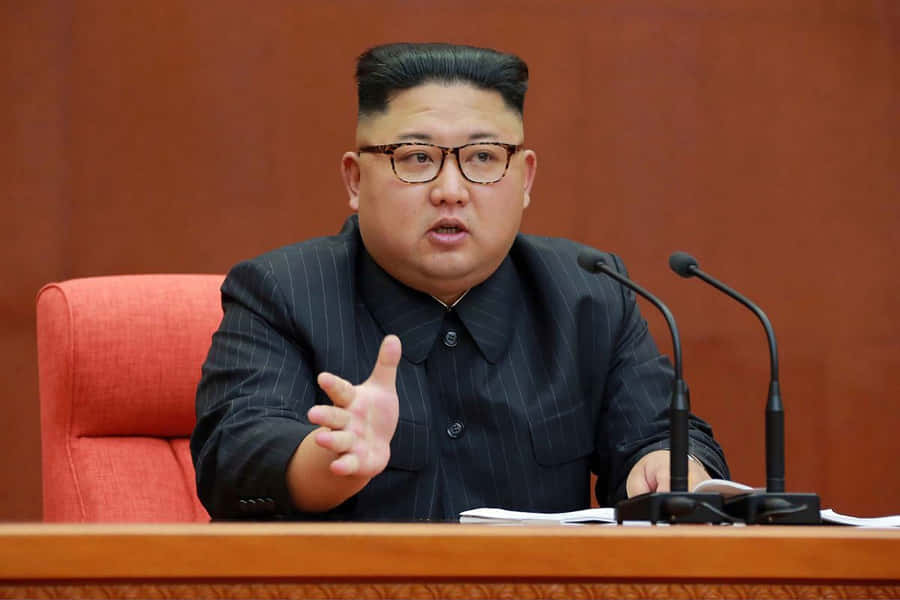 Kim Jong-un taler på et møde.