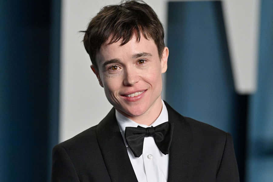 Elliot Page Smilende i Smoking