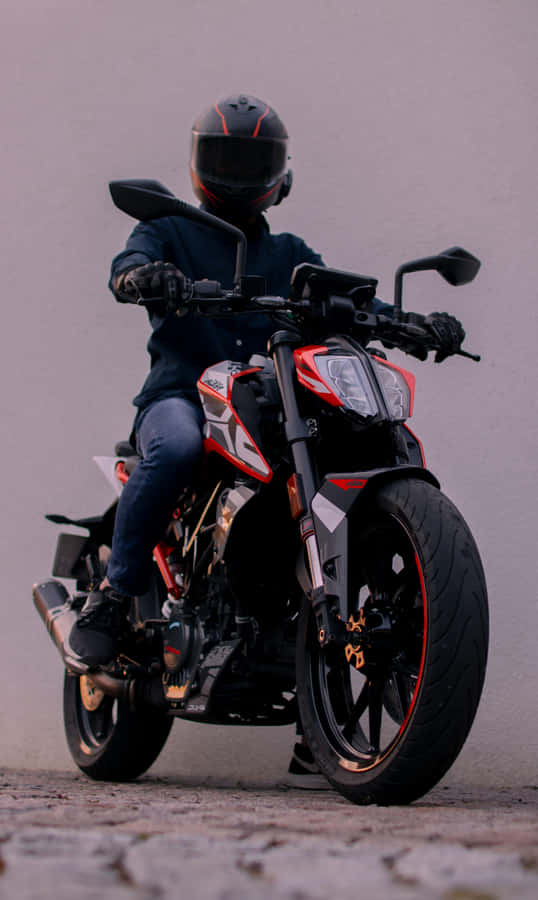 Bildeines Mannes, der auf einer schwarzen und roten KTM Duke 390 fährt.