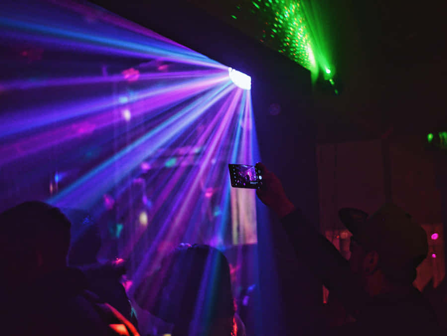 Desempenho Deslumbrante na Festa de Dança Neon
