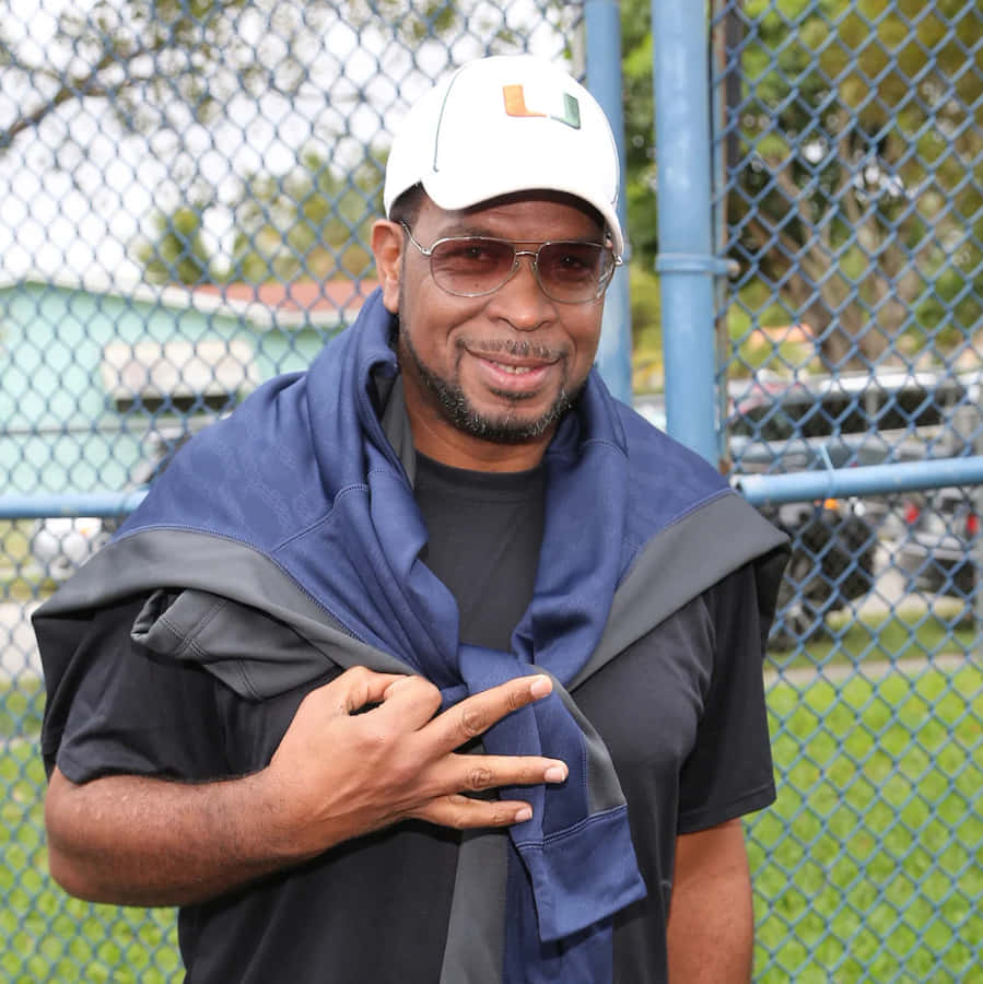 Luther Campbell Sorrindo ao Ar Livre