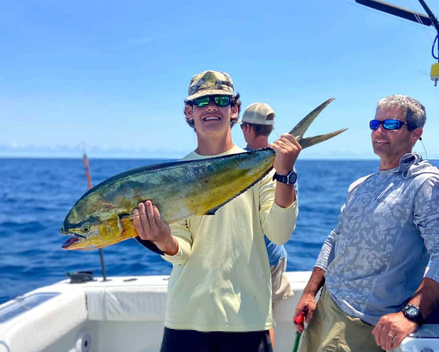 Pesca de Dourado Bem-Sucedida no Mar