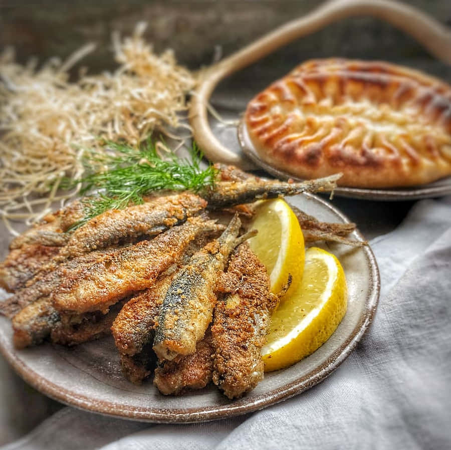 Piatto di pesce smelt fritto con limone e pane