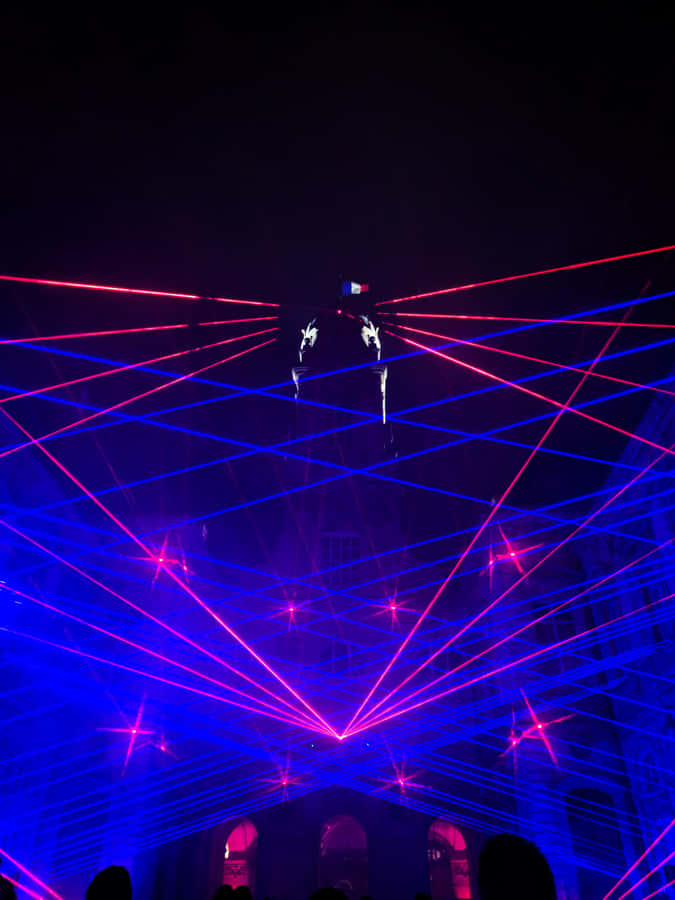 Laserlys glittrer over et livligt baggrund.