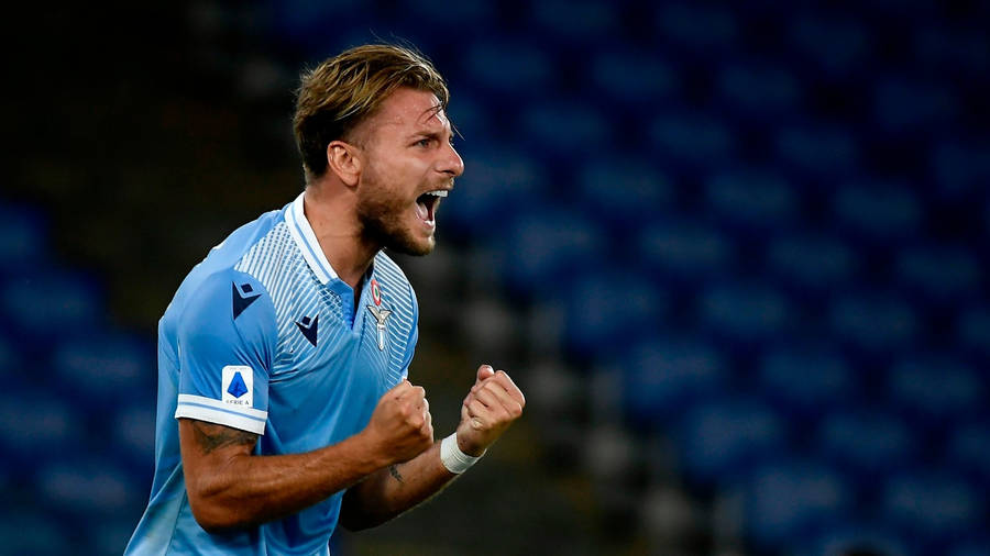 Jagvet inte exakt vad du menar med detta, men om du vill ha en perkwallpaper av Ciro Immobile så kan jag föreslå att söka efter det på en bildsökningssida eller använda en app som specialiserar sig på wallpapers. Lycka till!