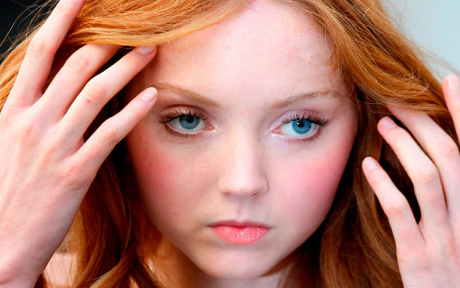 Eleganz verkörpert - Lily Cole in einem schwarzen Ensemble