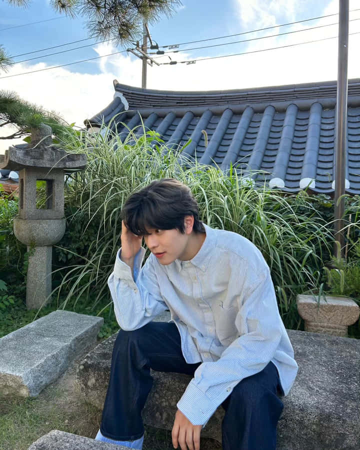 Jovem Contemplativo em Ambiente Tradicional Coreano