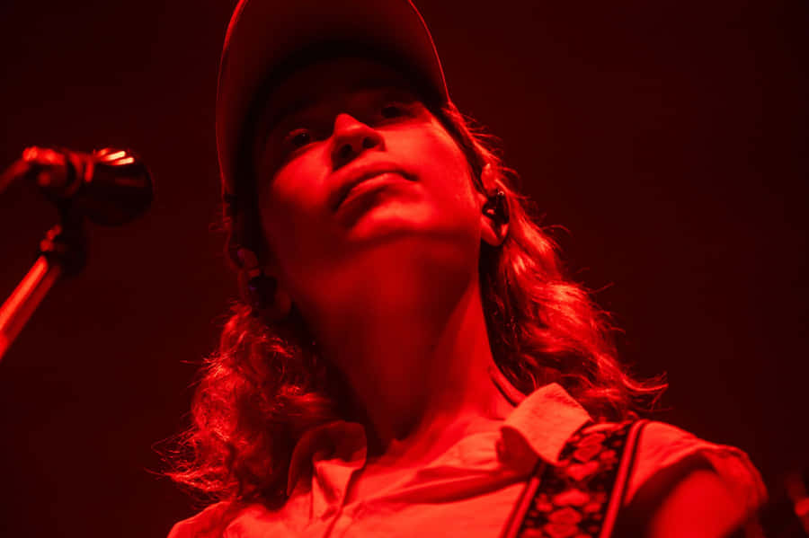 Cantora em Performance Iluminada de Vermelho