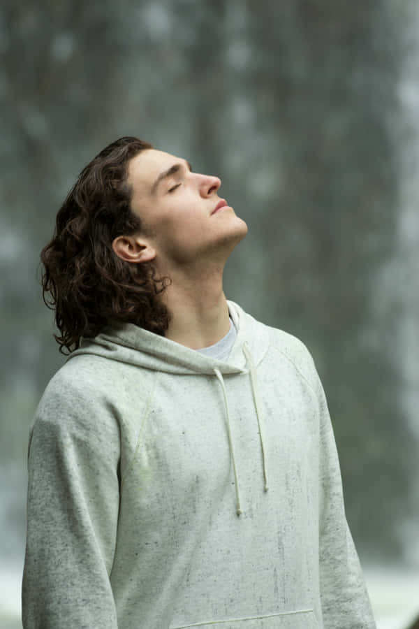 Giovane Uomo Contemplativo all'Aperto