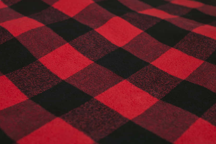 umclose-up de um tecido quadriculado vermelho e preto