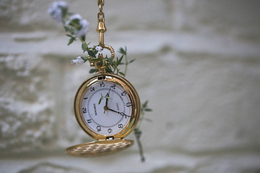 Primo piano dell'orologio da tasca d'oro