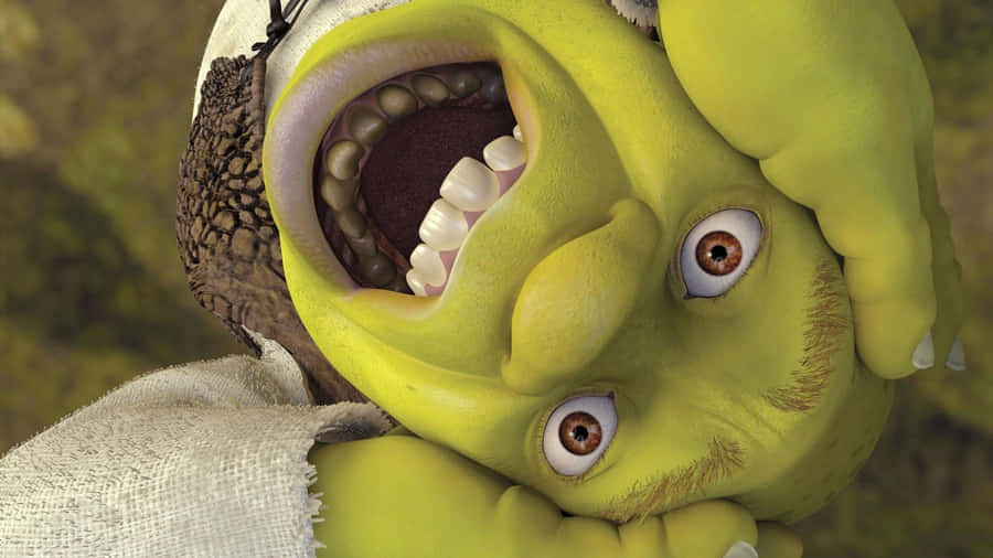 Nahaufnahme von Shrek, der lächelnd auf dem Kopf steht