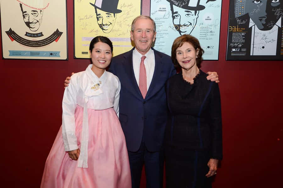 GeorgeW. Bush e esposa com uma senhora coreana.