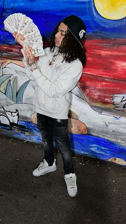 Uomo Che Mostra Denaro Contro Muro di Graffiti