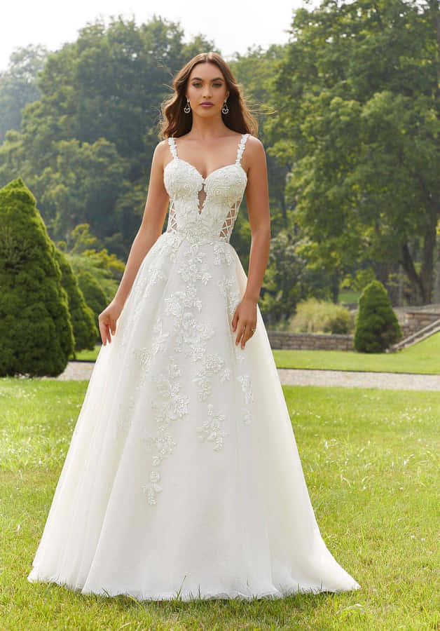Umlindo vestido de noiva em marfim e renda com uma cauda em formato de sereia para a noiva perfeita.