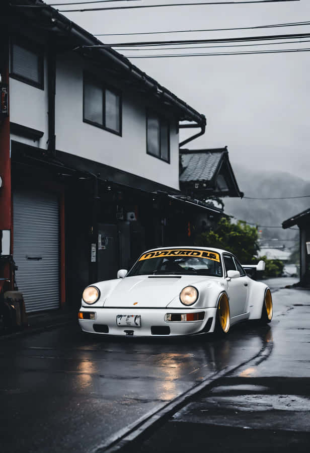 Porsche RWB Bianca in Strada Giapponese Piovosa