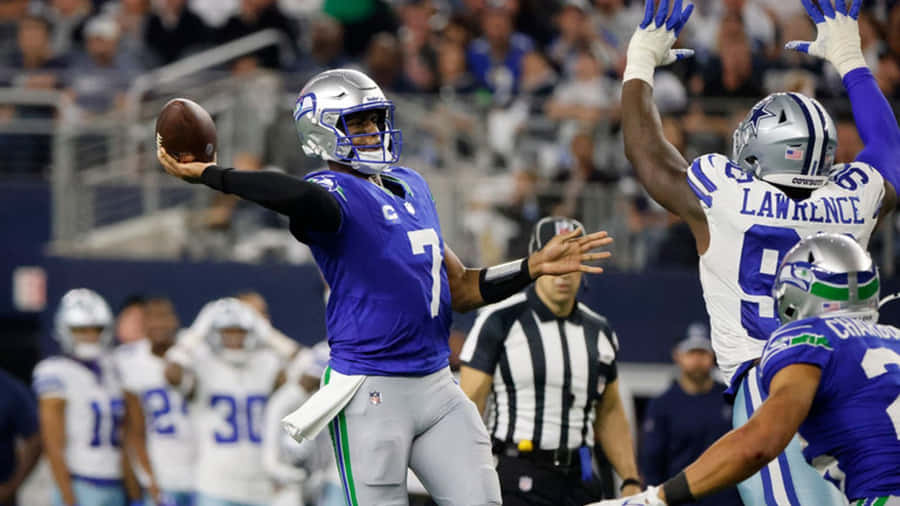 Quarterback wirft Football während des Spiels