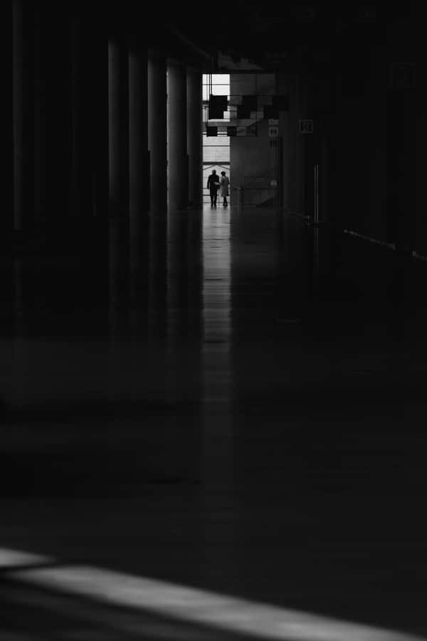 Figure Silhouette in Corridoio Scuro