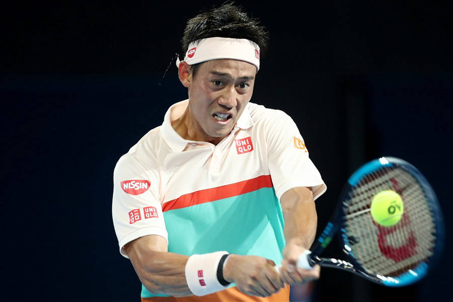 Enmand slår en tenniskugle.