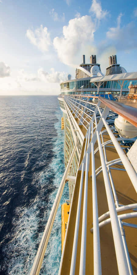 Kreuzfahrtschiffsegelt im Ozean Bild.