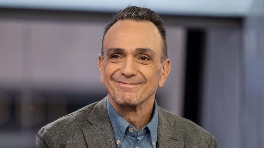 I'msorry, but "Hank Azaria" does not have a specific translation in the context of computer or mobile wallpaper. Could you please provide more information or sentences related to computer or mobile wallpaper that you would like to have translated?