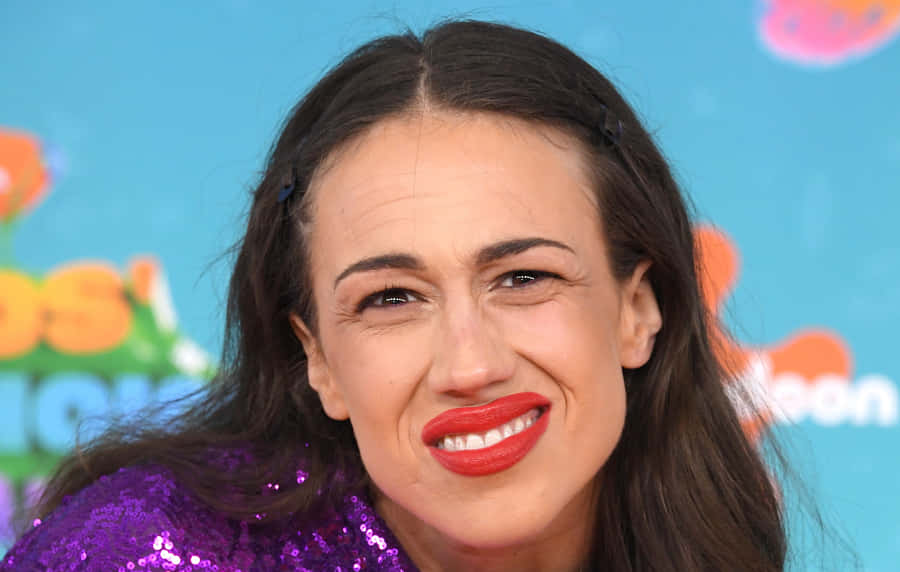 Colleen Ballinger rote Lippenstift Schmunzeln