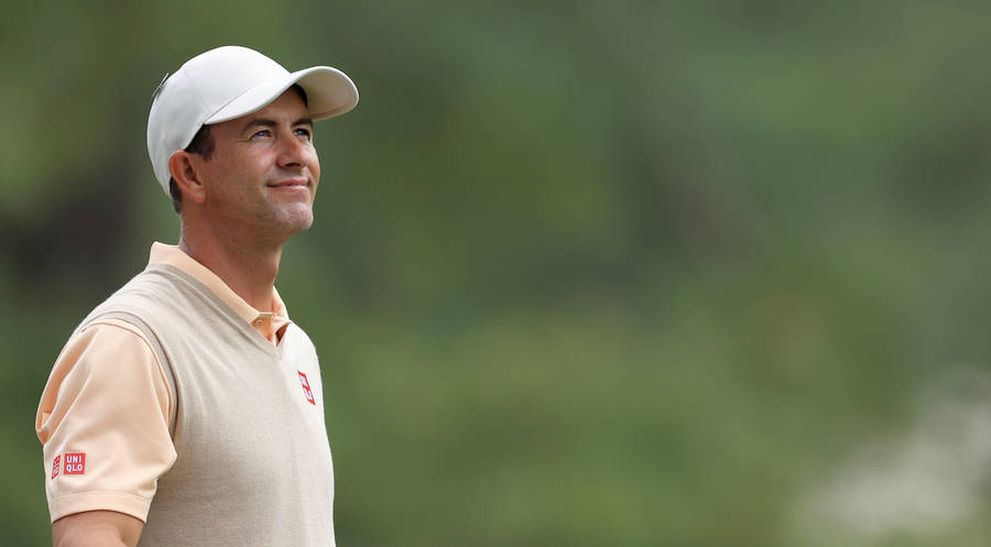 AdamScott schaut nach oben.
