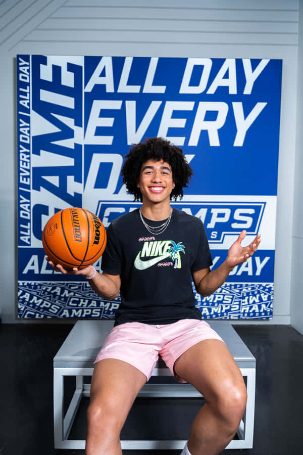 Basketballspieler posiert mit Ball