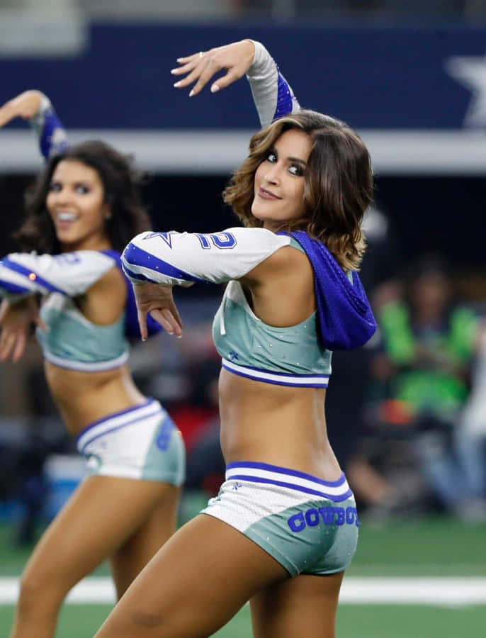 Imagemde Evento Esportivo com Cheerleaders Dançando.