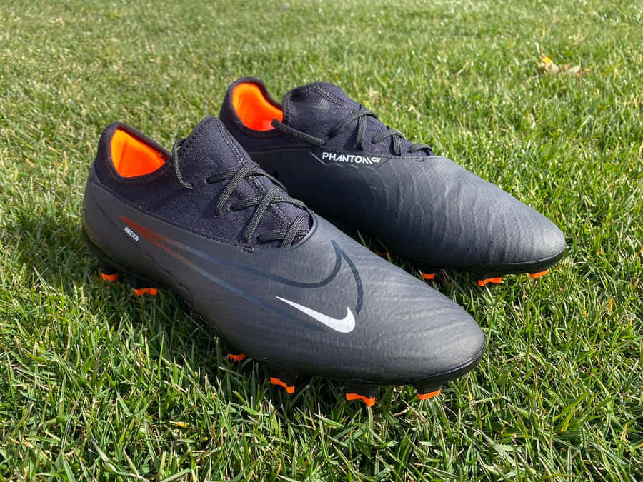 Schwarze Nike Phantom Fußballschuhe auf Gras