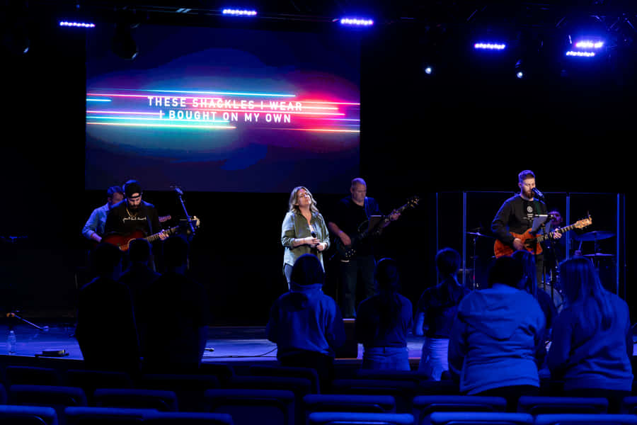 Performance de Banda Gospel Durante o Serviço de Adoração
