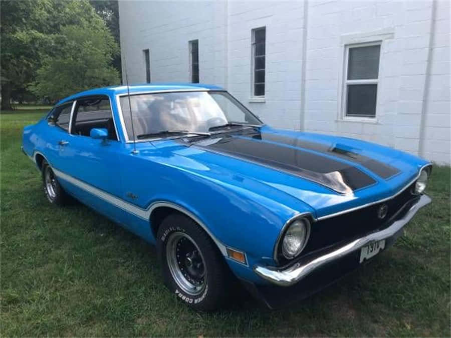 StupendaFord Maverick che si fa strada sulla strada.