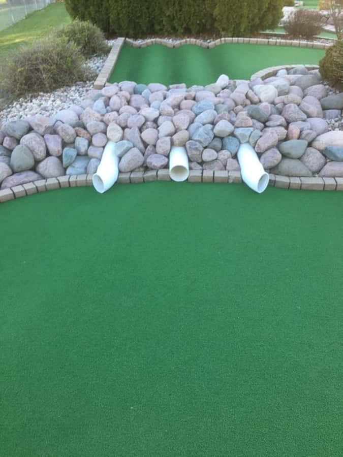 Fundode tela do campo de golfe para Android com tubos brancos.