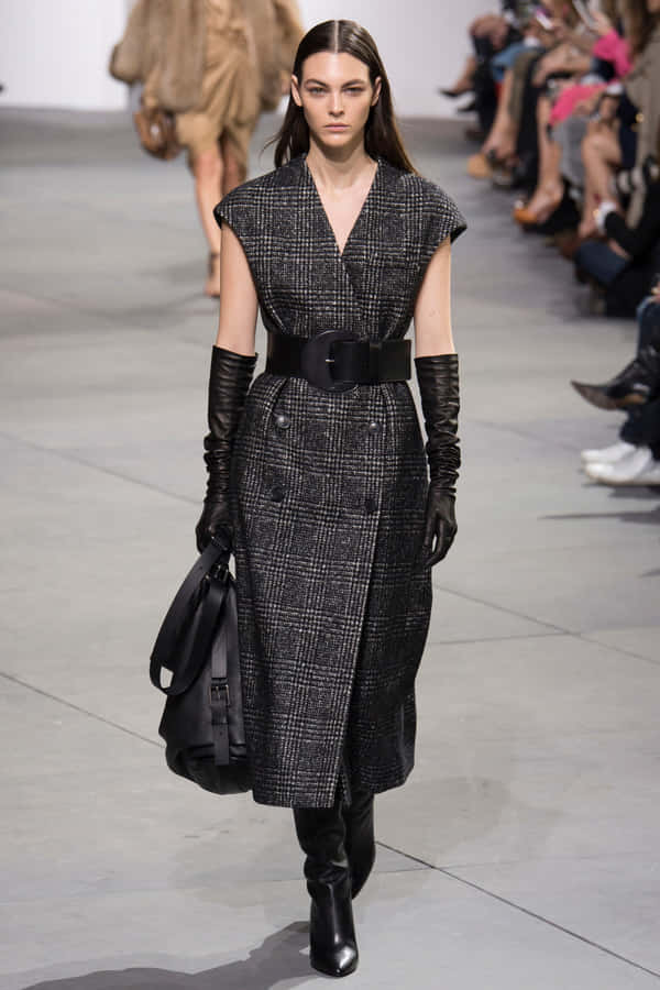 Modella di Moda in Abito Nero