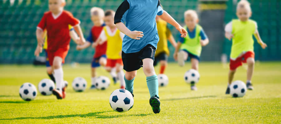Begeisterte junge Fußballspieler in Aktion