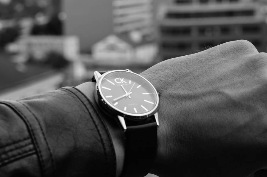 "CalvinKlein Timepiece" would be translated to "Calvin Klein urverk" in Swedish, but this phrase doesn't relate directly to computer or mobile wallpaper. If talking about a wallpaper featuring a Calvin Klein timepiece, you could say "Bakgrundsbild med en Calvin Klein-klocka".