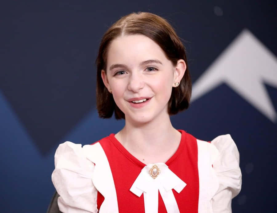 Giovane Attrice Sorridente in Abito Rosso