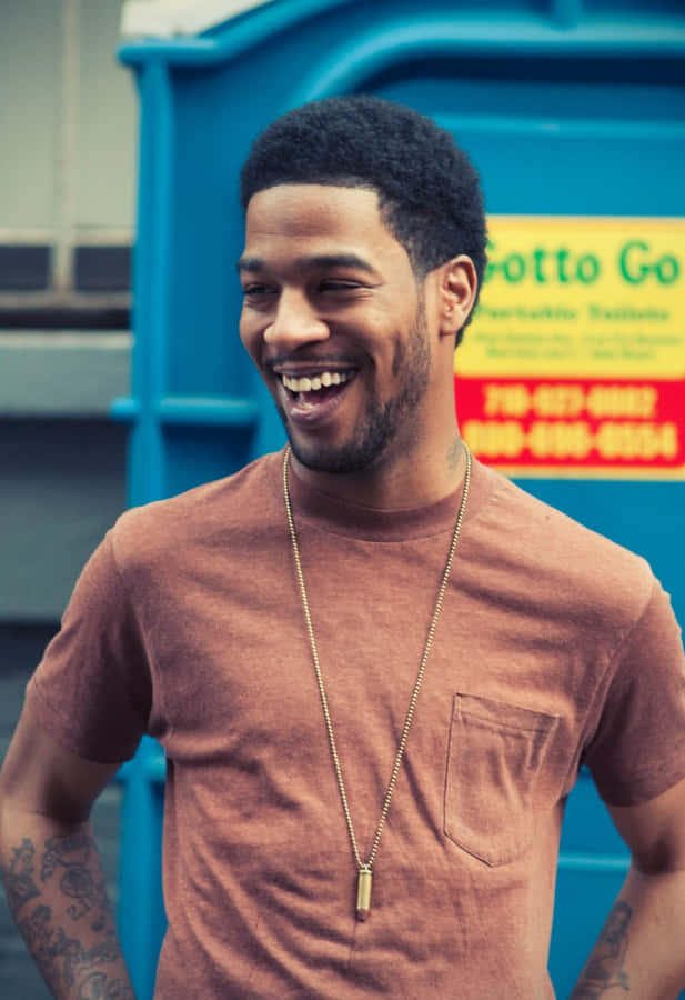 Uomo Sorridente in Maglietta Marrone